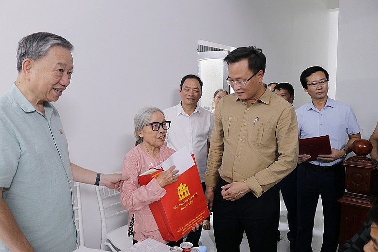 Đại tướng Tô Lâm thăm, tặng quà hai gia đình tại tỉnh Hưng Yên
