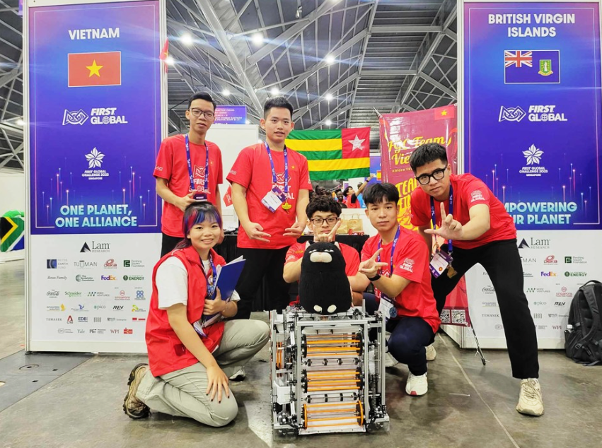 Học sinh Việt Nam vô địch cuộc thi Robot thế giới FGC 2023