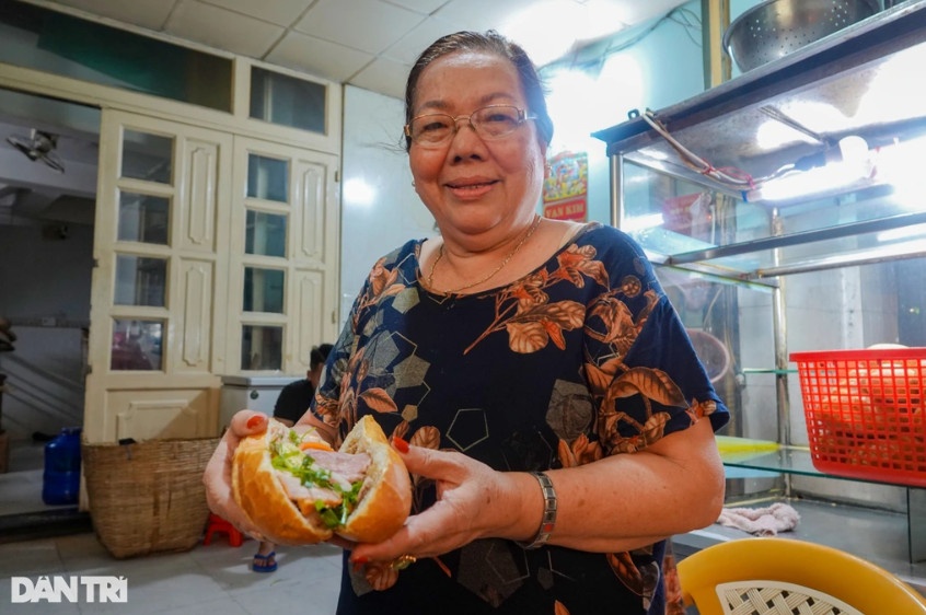 Bà chủ tiệm bánh mì gần 40 năm chưa từng nghĩ đến chuyện bỏ cuộc bởi bà quan niệm, nghề nào cũng gian nan và vất vả (Ảnh: Nguyễn Vy).
