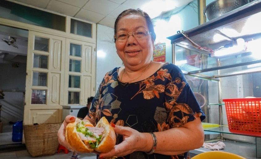 Bà chủ quán bánh mì 40 năm tuổi tiết lộ bí quyết bán 2.000 ổ/ngày