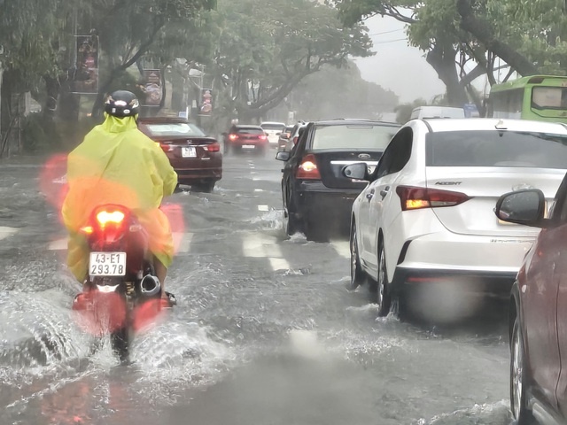 mưa lớn gây ngập cục bộ một số tuyến phố tại các quận, huyện trên địa bàn thành phố Đà Nẵng - Ảnh: VGP