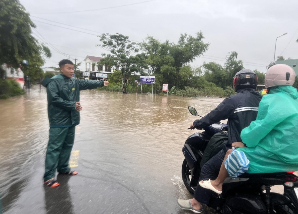 Quảng Nam: Quốc lộ 14H bị chia cắt do ngập lụt, đèo Le được thông xe sau sạt lở