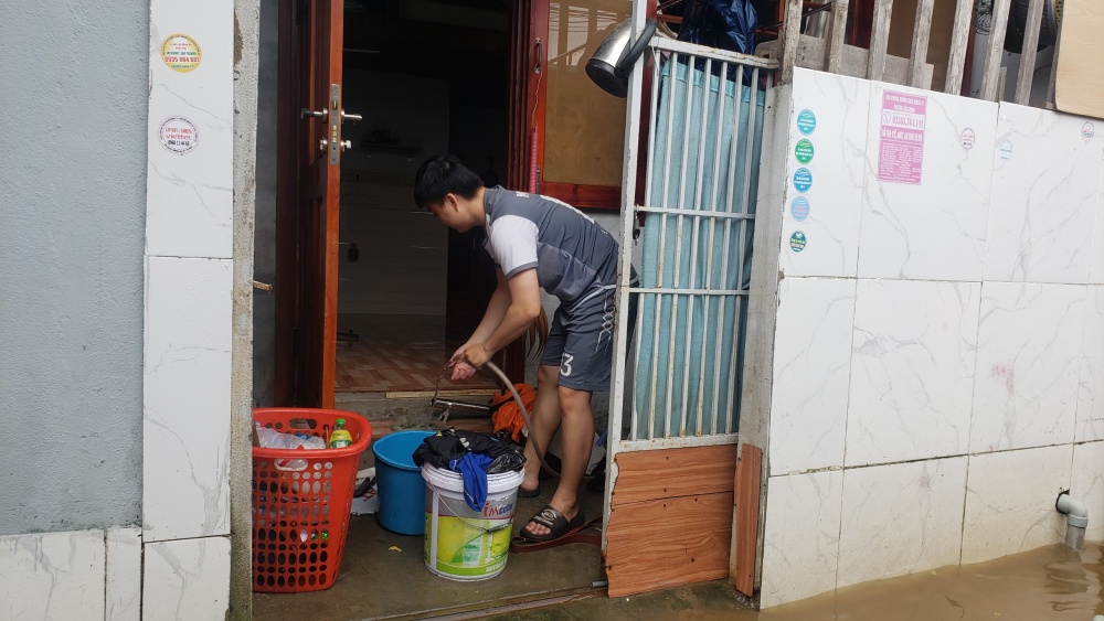 Trời ngừng mưa, người dân Đà Nẵng trở về dọn dẹp nhà cửa sau ngập lụt