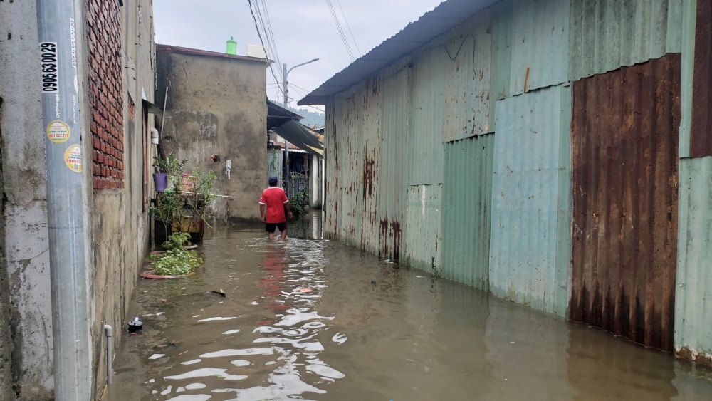 Trời ngừng mưa, người dân Đà Nẵng trở về dọn dẹp nhà cửa sau ngập lụt