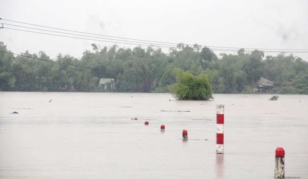Quảng Nam: Mưa lớn hoành hành, nhiều nơi bị chia cắt do ngập lụt