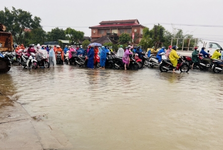 Quảng Nam: Quốc lộ 1A ngập sâu, nhiều người mắc kẹt dưới trời mưa to