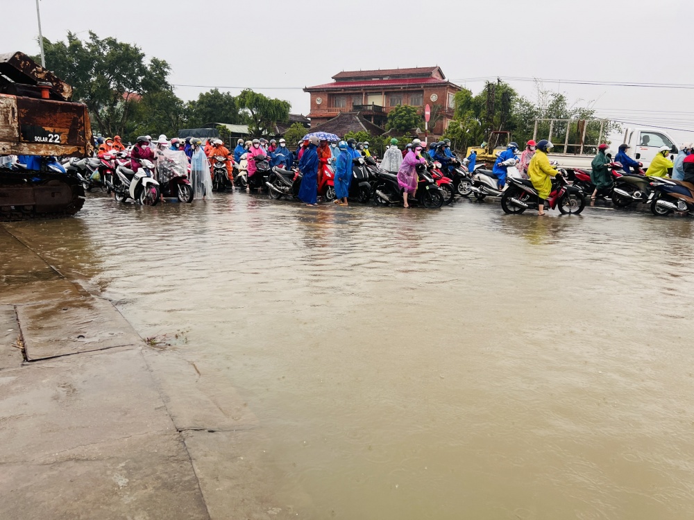 Quảng Nam: Quốc lộ 1A ngập sâu, nhiều người mắc kẹt dưới trời mưa to