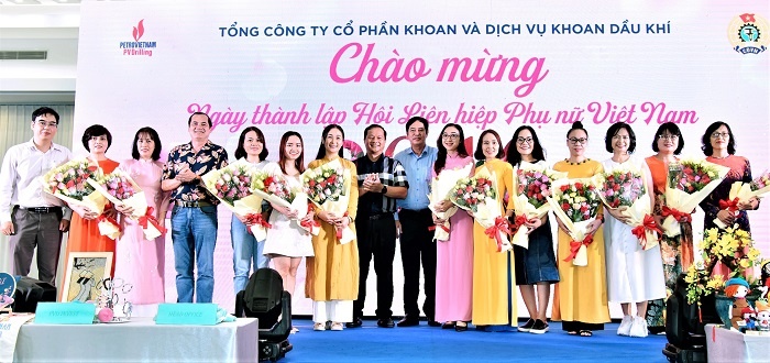 Lãnh đạo Tổng công ty PV Drilling tặng hoa chúc mừng Ban nữ công nhân Ngày Phụ nữ Việt Nam 20.10.