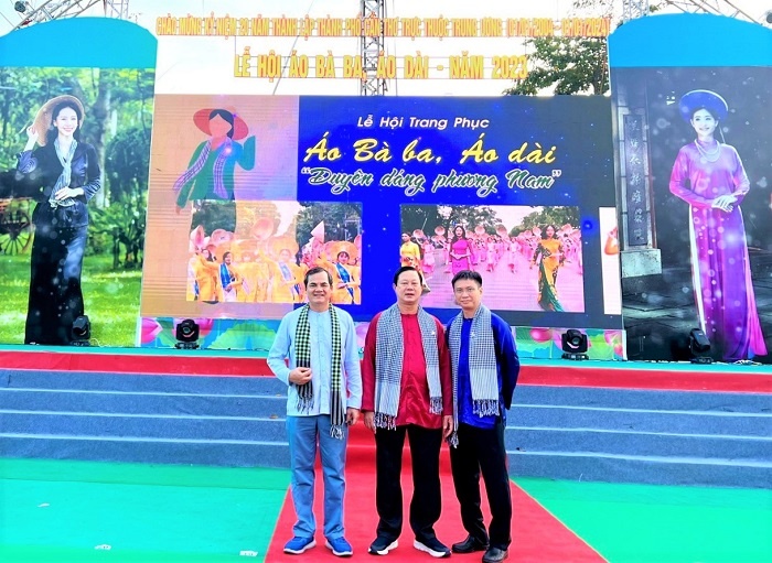 Phó Chủ tịch HĐQT PV Drilling Đỗ Đức Chiến (đứng giữa), Phó Tổng giám đốc Nguyễn Thế Sơn (bên phải) và Phó Ban Tuyên giáo Đảng ủy Hồ Trọng Thoán (bên trái) tham dự chương trình “Duyên dáng phương Nam”. 