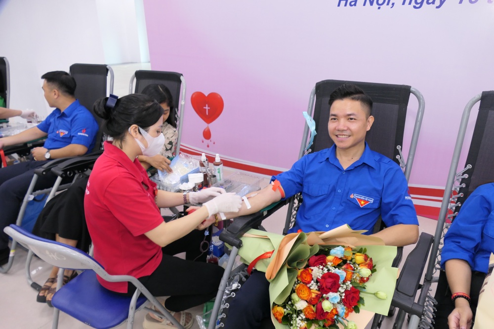 Chương trình hiến máu tình nguyện được đông đảo mọi người tham gia, hưởng ứng 