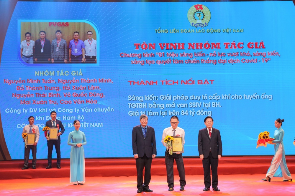 Anh Nguyễn Thái Bình đại diện nhận bằng khen chương trình “01 triệu sáng kiến - nỗ lực vượt khó, sáng tạo, quyết tâm chiến thắng đại dịch Covid - 19”.