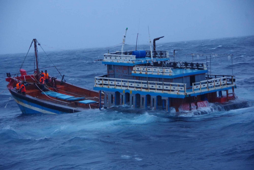 Quảng Nam: Mưa to, sóng lớn đánh chìm 2 tàu cá, nhiều ngư dân mất tích