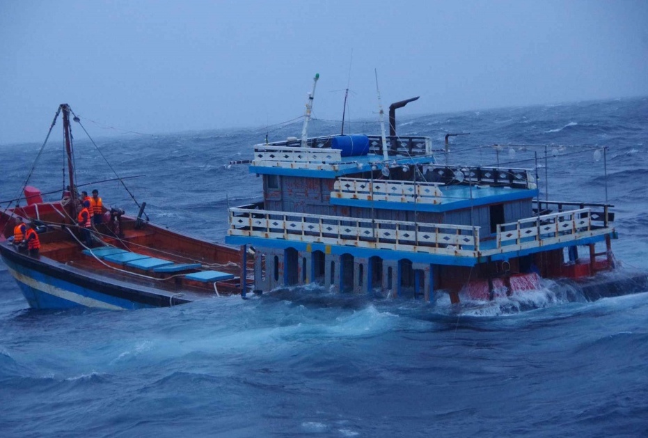 Quảng Nam: Mưa to, sóng lớn đánh chìm 2 tàu cá, nhiều ngư dân mất tích