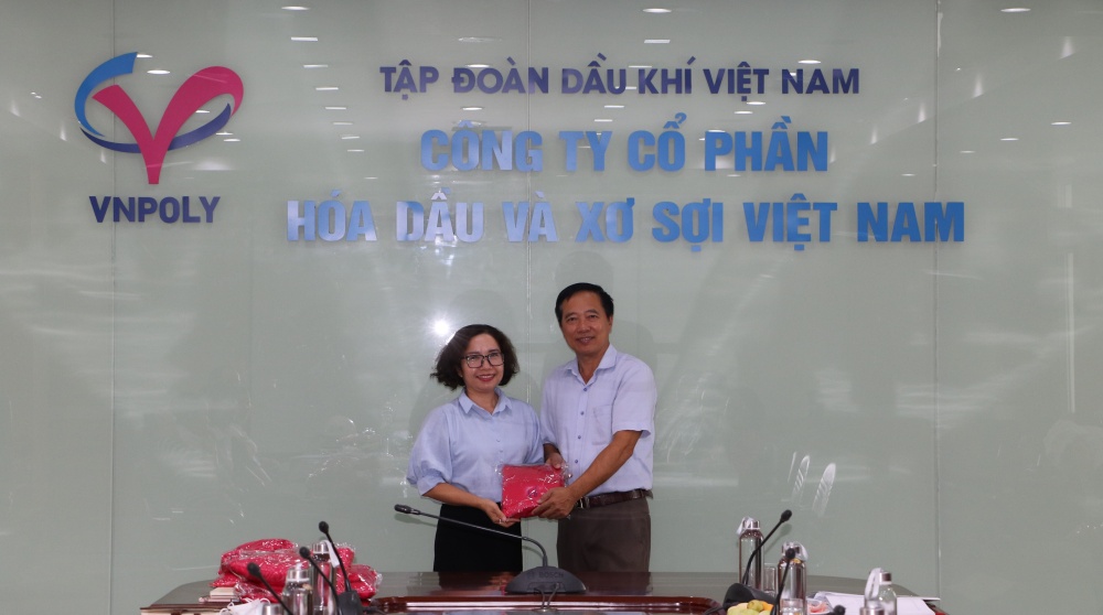 VNPOLY trao tặng áo dài cho nữ CBCNV