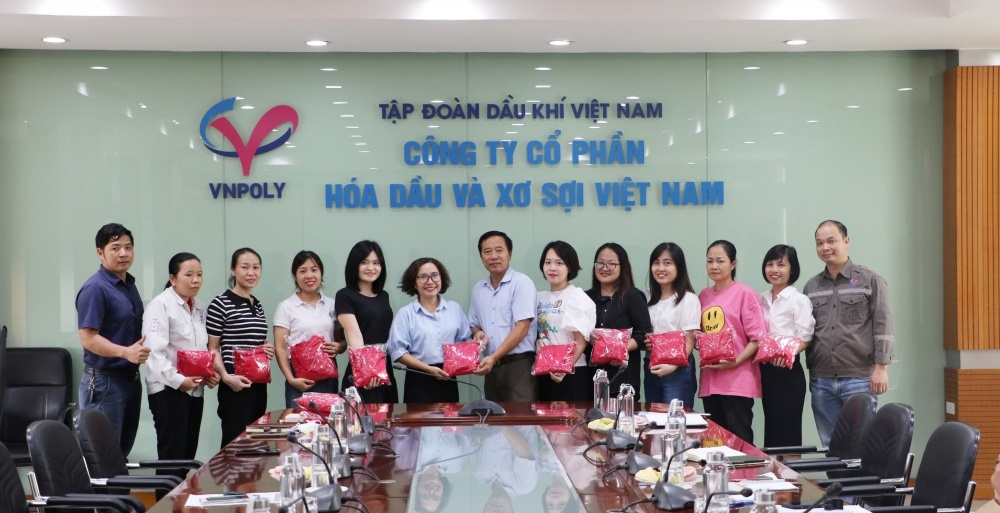 VNPOLY trao tặng áo dài cho nữ CBCNV