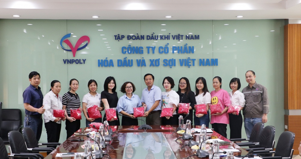 Đại diện BCH Công đoàn VNPOLY trao tặng áo dài cho nữ CBCNV.