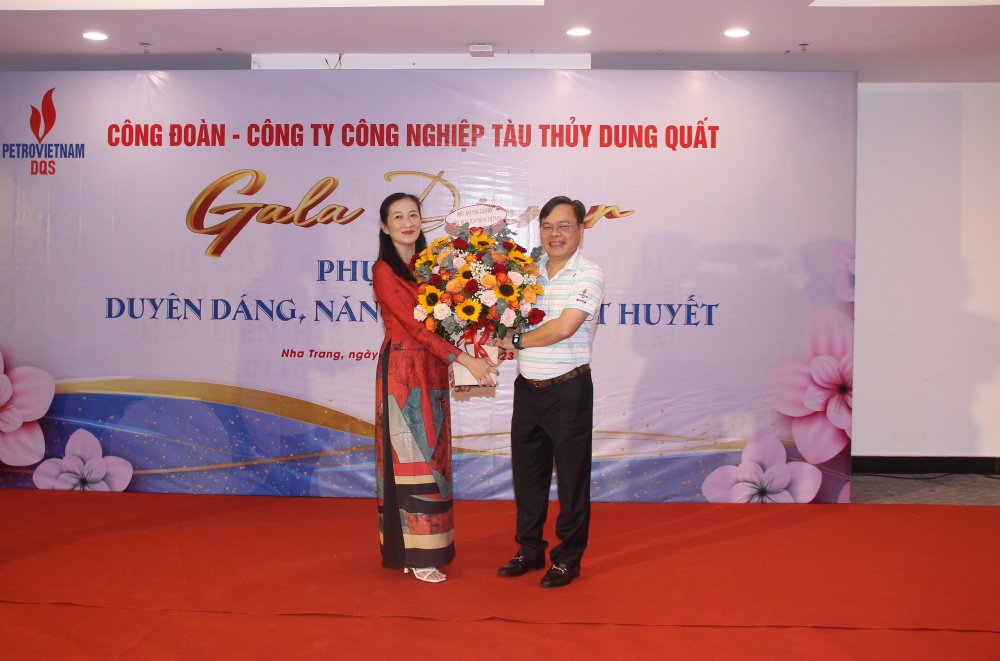 Tổng Giám đốc DQS Nguyễn Anh Minh tặng hoa chúc mừng cho đại diện tập thể nữ CBCNV nhân ngày 20/10