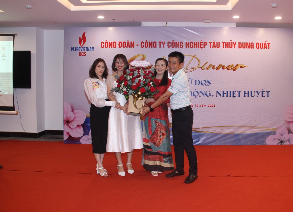 Chủ tịch Công đoàn DQS Huỳnh Tấn Bình tặng hoa chúc mừng nữ CBCNV nhân ngày 20/10.