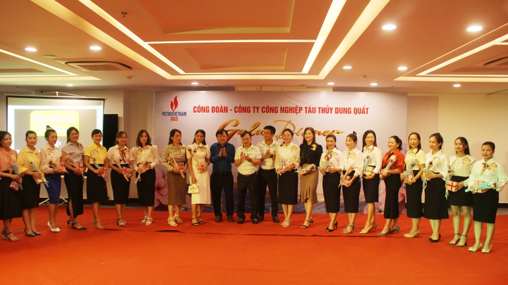Lãnh đạo Công đoàn – Công ty DQS tặng hoa cho các nữ CBCNV tham dự cuộc thi trang phục công sở