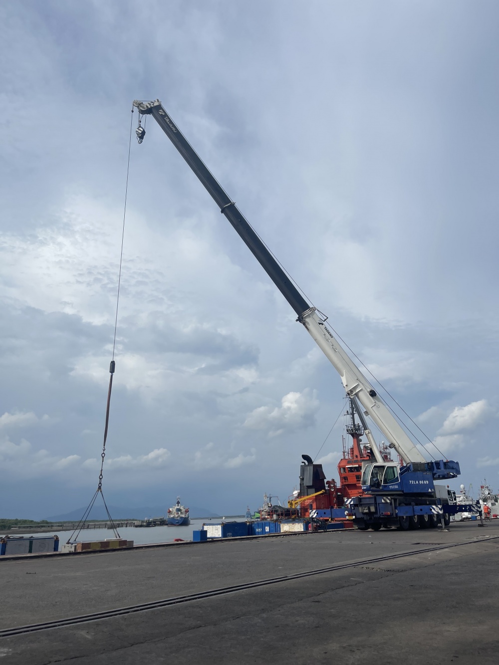 09-HNG-AD-0001: Cẩu bánh lốp lên hàng tàu Sao Mai 02 đi biển, cảng Vietsovpetro.