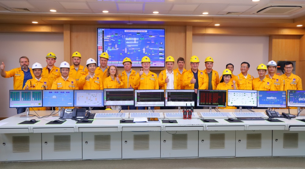Đoàn cán bộ, chuyên gia Gazprom cùng các kỹ sư, công nhân vận hành KVT tại phòng điều khiển của Nhà máy