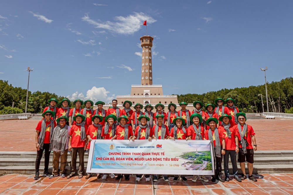 Đoàn chụp hình lưu niệm tại biểu tượng Cột cờ Hà Nội tại Đất Mũi Cà Mau.