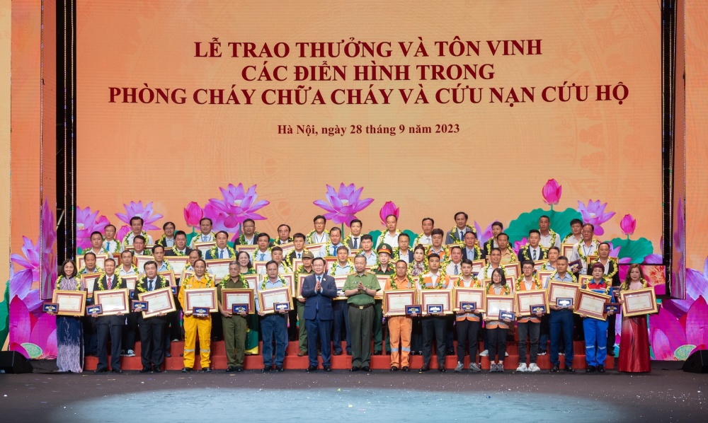 Hình 3: Anh Phạm Văn Chương xúc động khi được trao tặng Bằng khen tại Lễ phát động toàn dân phòng cháy, chữa cháy và cứu nạn cứu hộ năm 2023.