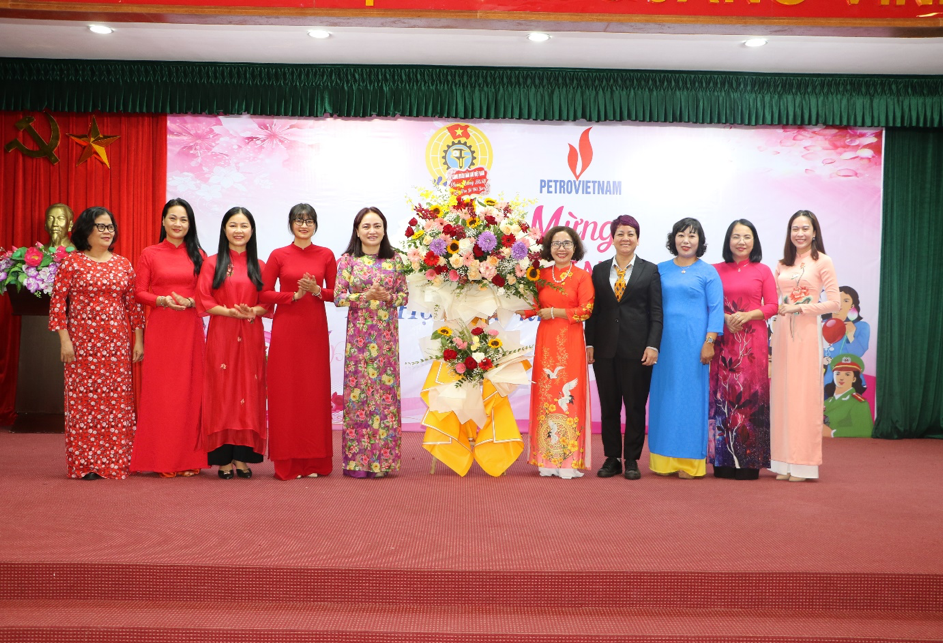Nhân dịp này, Chủ tịch CĐ DKVN Nghiêm Thuỳ Lan đã trao tặng lẵng hoa tươi thắm và quà chúc mừng chị em phụ nữ các đơn vị nhân ngày 20/10.