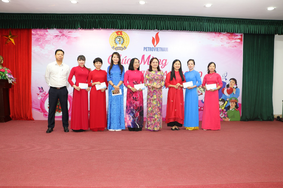 Lãnh đạo CĐ DKVN trao giải thưởng cho các đơn vị.
