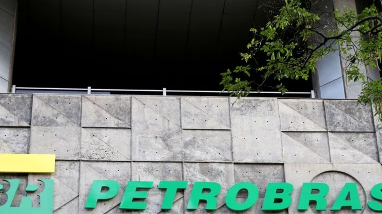 Petrobras giảm giá xăng, tăng giá dầu diesel