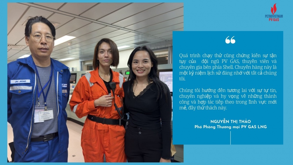 Hình chị Thảo: Chị Nguyễn Thị Thảo (ngoài cùng bên phải) chụp với Quản lý dự án của Samsung và Đại phó của thuyền Maran Gas Achilles.