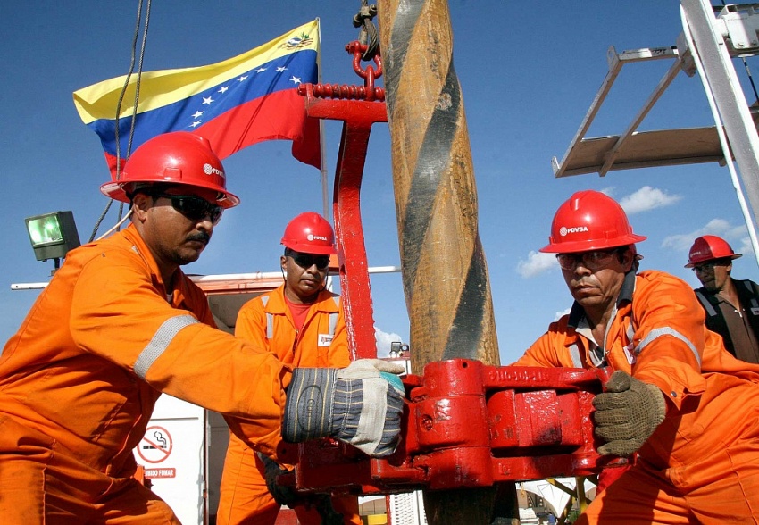 Các gã khổng lồ kinh doanh hàng hóa quay trở lại giao dịch dầu của Venezuela