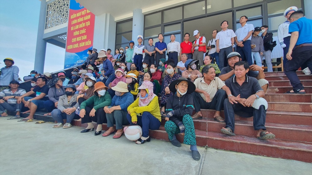 Quảng Nam: 78 ngư dân bị chìm tàu ngoài biển được cứu hộ vào đất liền