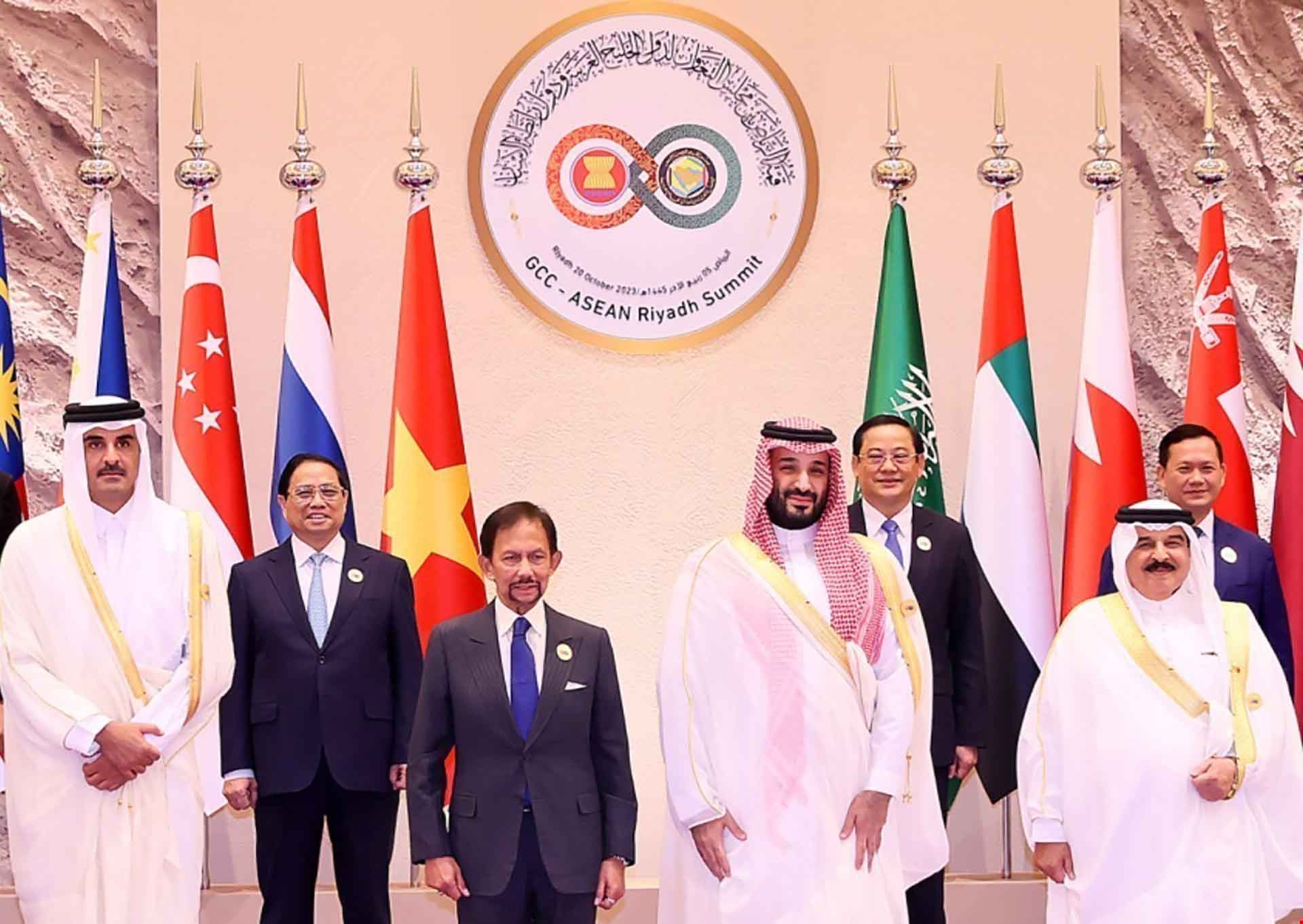 Thủ tướng, Thái tử Saudi Arabia Mohammad bin Salman đón Thủ tướng Phạm Minh Chính và các trưởng đoàn. (Nguồn: TTXVN)