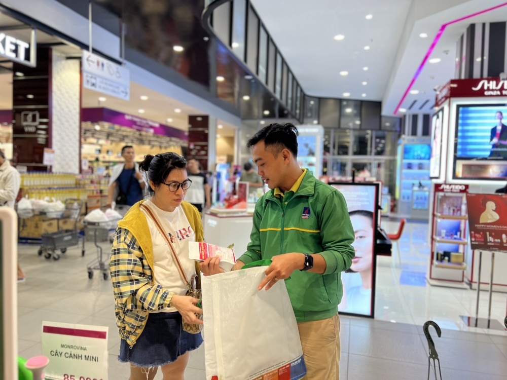 12-TMHL-AD-0001: Nhân viên của Đạm Phú Mỹ đang giới thiệu sản phẩm mới của Phân bón Phú Mỹ đến khách hàng tại siêu thị AEON Bình Tân.