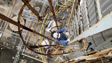 Tác phẩm dự thi "Petrovietnam trong tôi": Bộ ảnh "Nét đẹp trong lao động của người kỹ sư kiểm tra thiết bị trong ngành Dầu khí", tác giả Đặng Thị Mỹ Hạnh (PVCFC)