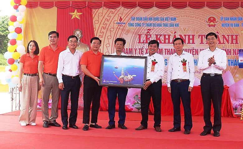 PVEP tặng bức tranh cho UBND xã Tam Thanh để gắn kết tình cảm giữa CBCNV PVEP với bà con nhân dẫn xã Tam Thanh.