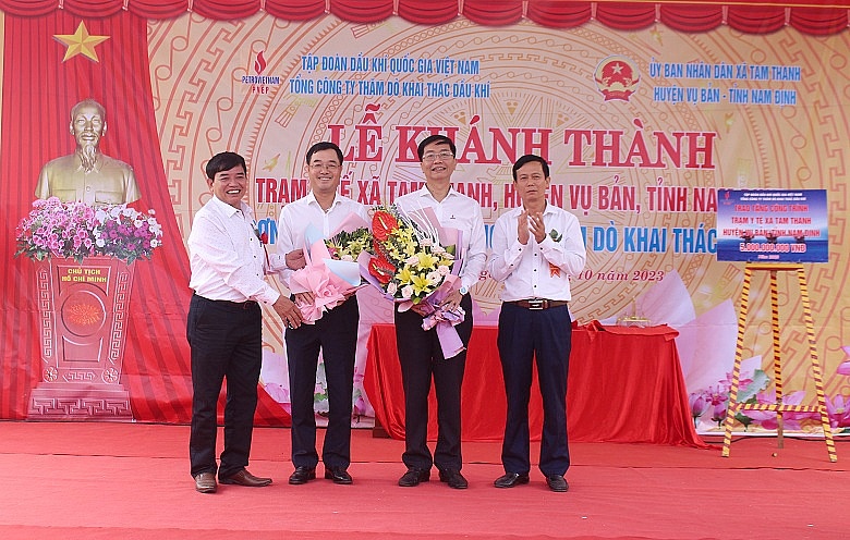 Lãnh đạo xã Tam Thanh tặng hoa cảm ơn Petrovietnam và PVEP