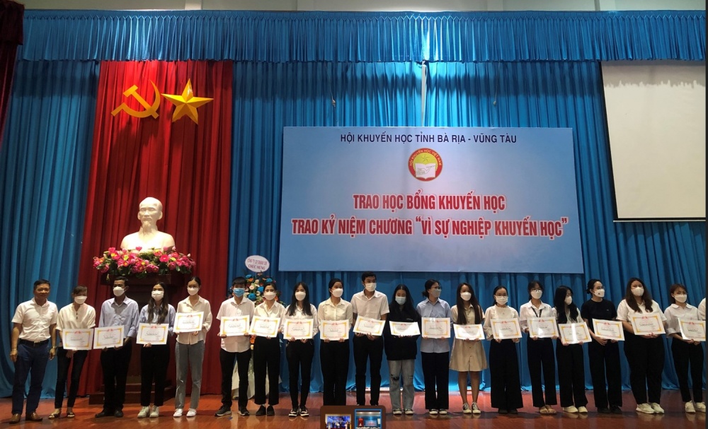 Hình 1. Ông Trần Phương Danh – Trưởng phòng Vận hành NCSP trao tặng học bổng cho HSSV thông qua Hội Khuyến học tỉnh Bà Rịa - Vũng Tàu