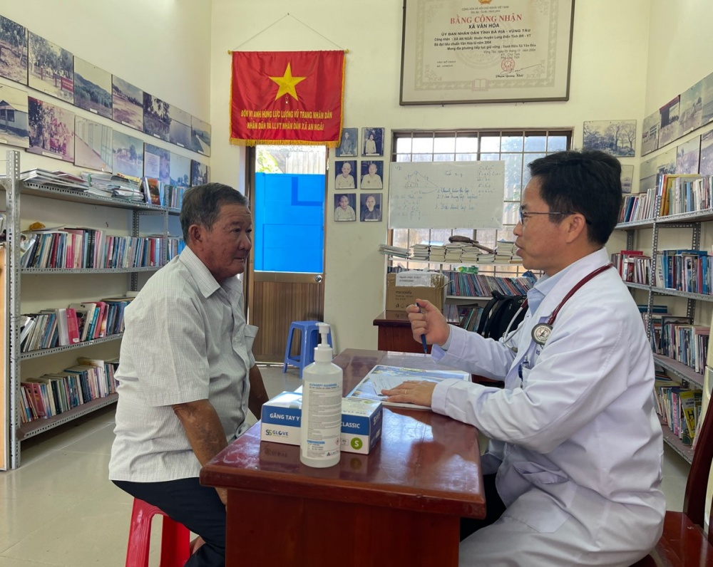 Hình 2. Bác sĩ Bệnh viện Bà Rịa khám sàng lọc tìm người có nguy cơ để nội soi tầm soát ung thư đại tràng tại xã An Ngãi, huyện Long Điền
