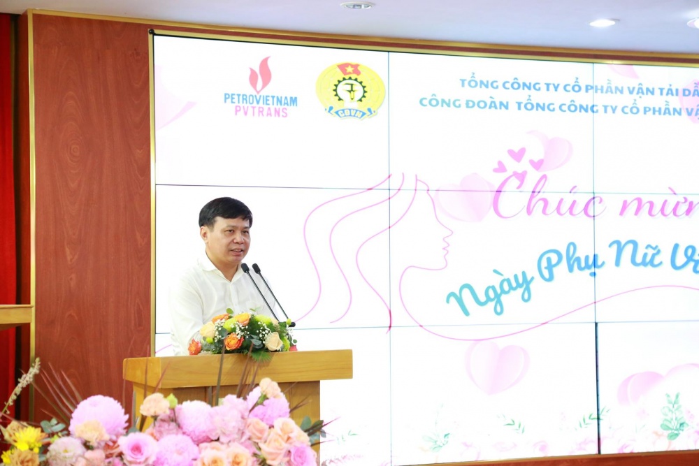 Chủ tịch HĐQT PVTrans Phạm Việt Anh phát biểu tại buổi gặp mặt.