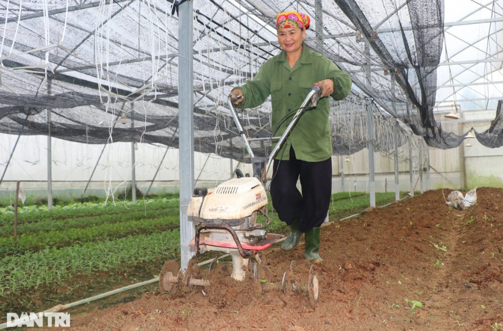 Nữ nông dân U60 vận hành máy làm đất cầm tay (Ảnh: Hoàng Lam).