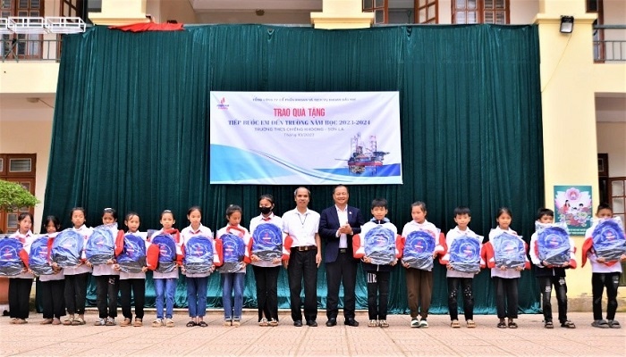 Chủ tịch HĐQT PV Drilling Mai Thế Toàn (áo vest) trao quà tiếp bước em đến trường tại Trường THCS Chiềng Khoong, huyện Sông Mã.