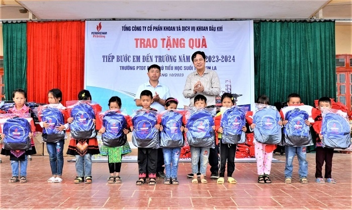 Phó Tổng giám đốc PV Drilling Nguyễn Công Đoàn trao quà tiếp bước em đến trường tại Trường Phổ thông dân tộc bán trú tiểu học Suối Tọ, huyện Phù Yên.