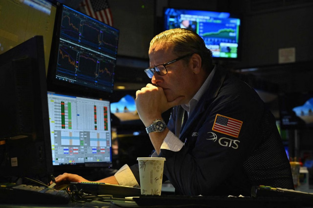 Thị trường chứng khoán thế giới ngày 23/10: Dow Jones giảm dưới áp lực từ lợi tức trái phiếu chính phụ
