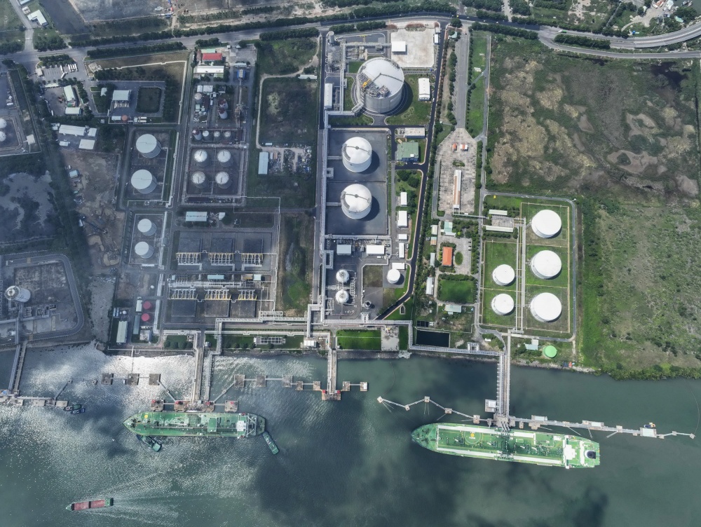 Hình 2: Toàn cảnh hệ thống Kho cảng PV GAS Vũng Tàu trong đó có công trình Kho cảng LNG Thị Vải -  “tài sản” có giá trị đặc biệt quan trọng và lý tưởng trong cung cấp khí tái hóa.
