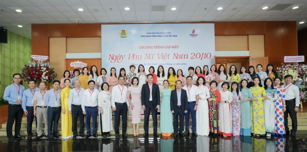 Chị em Công đoàn CQĐH PV GAS nhận lời chúc mừng từ Ban Lãnh đạo Tổng công ty tại buổi gặp gỡ chào mừng Ngày Phụ nữ Việt Nam