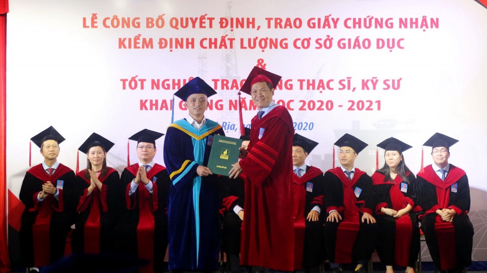 Hình 1. Thịnh nhận bằng tốt nghiệp Kỹ sư Kỹ thuật hóa học - Trường Đại học dầu khí Việt Nam