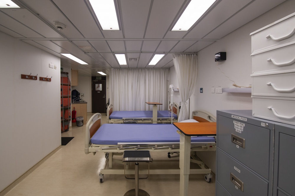 18-DQL-AB-0002-02: Khu phòng y tế hiện đại trên giàn.