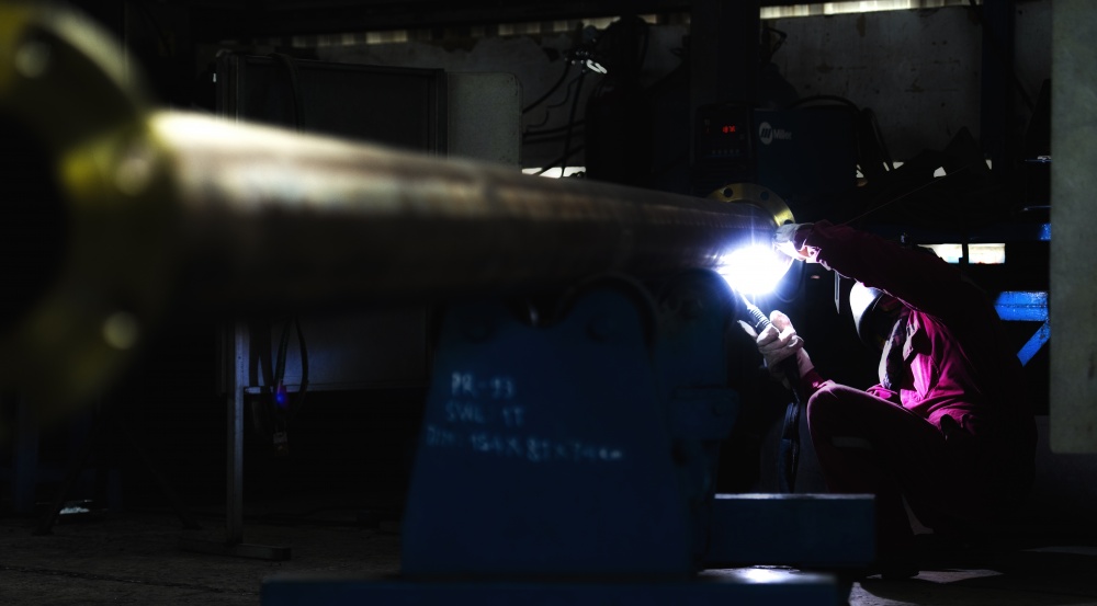 18-DQL-AB-0003-10: “Hoa lửa” của người thợ cơ khí đang hàn mặt bích tại xưởng cơ khí PVD Offshore Services Company.